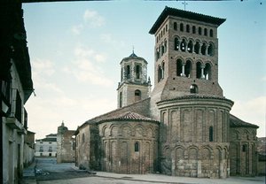 Zicht op de kerk van San Tirso door Spanish School