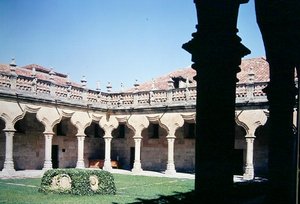 Zicht op de Patio de las Escuelas Menores door Spanish School