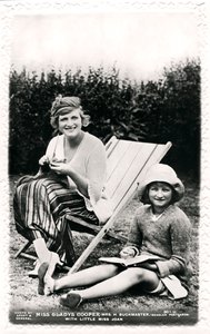 Gladys Cooper 1888-1971, Engelse actrice, met haar dochter Joan, begin 20e eeuw door Sport and General