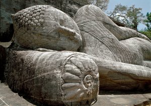 Het liggende beeld, dat de parinirvana van Boeddha afbeeldt, sculptuur, Tempel van Gal Vihara door Sri Lankan