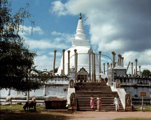 Uitzicht op Thuparamaya dagoba door Sri Lankan School
