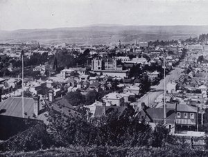 Launceston: Uitzicht vanaf Upper Brisbane Street, met uitzicht op Brisbane en Paterson Streets, State High School in het midden door Stephen Spurling