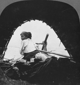 Een schipper op de Irrawaddy-rivier, Birma, 1908