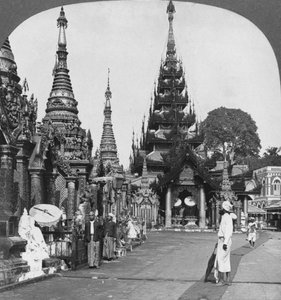 Langs het platform naar de zuidelijke opgang, Shwedagon Pagode, Rangoon, Birma, 1908