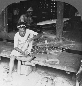 Jongens maken de inheemse paraplu, Birma, 1908