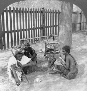 Ontbijt langs de weg bij Mandalay, Birma, 1908 door Stereo Travel Co