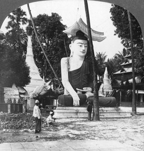 Boeddhabeeld, Shwedagon Pagode, Rangoon, Birma, 1908 door Stereo Travel Co