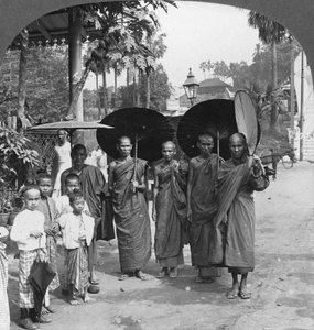 Boeddhistische monniken met parasols en waaiers, Rangoon, Birma, 1908