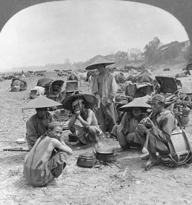 Karavaan op weg naar China kamperen in Bhamo, Birma, 1908