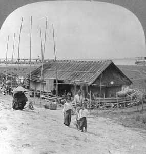 Huis gebouwd van bamboe op vlotten, Bhamo, Birma, 1908 door Stereo Travel Co