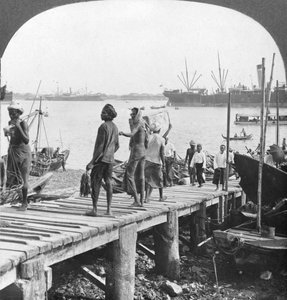 Aanlegsteiger aan de Irawaddy Rivier, Rangoon, Birma, 1908 door Stereo Travel Co