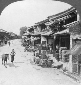 Hoofdstraat van de Chinese wijk, Bhamo, Birma, 1908 door Stereo Travel Co