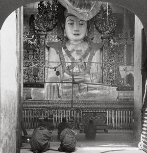 Marmeren Boeddha in een pagode, Mandalay, Birma, 1908