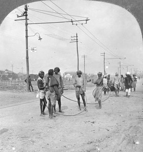 Mannen die op het punt staan een zware lading te trekken, Rangoon, Birma, 1908