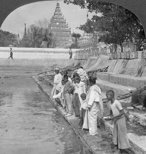 Pelgrims voeren heilige schildpadden, Arakan Pagoda, Mandalay, Birma, 1908