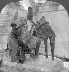 Driekoppige olifant die een heiligdom bewaakt, Arakan Pagoda, Mandalay, Birma