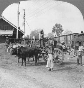 Typisch treinstation, Katha, Birma, 1908 door Stereo Travel Co