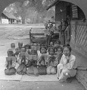Dorpsschool en leraar, Amarapura, Birma, 1908 door Stereo Travel Co