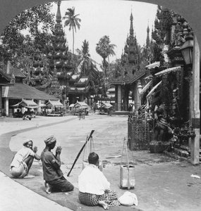 Aanbidding voor een idool, Shwedagon Pagode, Rangoon, Birma, 1908