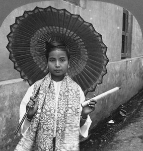 Jonge Birmese vrouw met een enorme sigaar, Rangoon, Birma, 1908