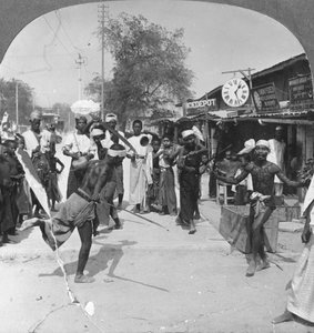 Jongemannen die een zwaarddans uitvoeren, Birma, 1908