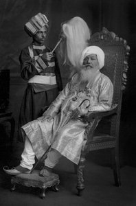 Baba Sir Khem Singh Beda met een dienaar