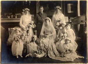 Groepshuwelijksportret van Lady Blanche Cavendish en Kolonel Ivan Murray Guards Chapel, Lansdowne House, 21 april 1919