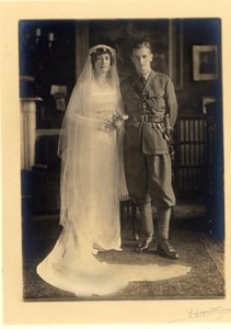 Huwelijk van Lady Blanche Cavendish en kolonel Ivan Murray Cobbold, Guards Chapel, Lansdowne House, 21 april 1919 (zw/w foto)