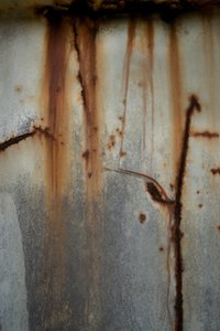 Roestige metalen strepen door Studio Meikle