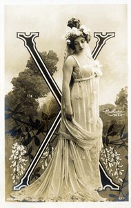 X: Amelie Dieterle, Franse actrice en zangeres - Theatre des Varietes, Bouffes Parisiennes, Parijs - alfabet in ansichtkaart door Studio Reutlinger