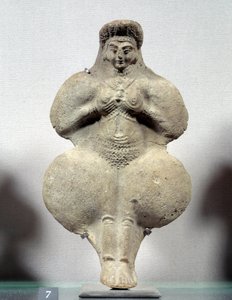 Oosterse kunst: terracotta beeldje van vrouw die haar borsten vasthoudt, waarschijnlijke voorstelling van Ishtar, godin van de vruchtbaarheid. Uit Susa. Iran. Elamitische periode. 14e-12e eeuw v.Chr. Louvre Museum door Sumerian Sumerian