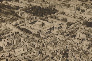 Nieuw uitzicht op het British Museum omringd door de massale bomen van Bloomsbury door Surrey Flying Services
