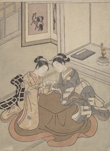Twee jonge vrouwen zittend bij een kotatsu die kat-en-muis spelen, ca. 1765