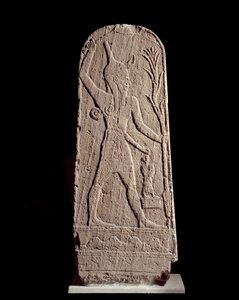 Oosterse kunst: stele van de god Baal in bliksem. (God krijger die de koning beschermt) Beeldhouwwerk uit de 15e eeuw v.Chr., Syrië. Parijs, Musee Du Louvre door Syrian Syrian