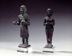 Beeldjes van aanbidders en godin in brons, uit Syrië 2300-2000 v.Chr. Parijs, Louvre Museum door Syrian Syrian