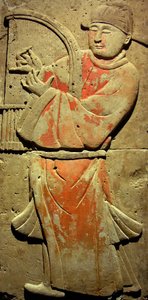 Terracotta stele met muzikant, Tang-dynastie (618-907), ontdekt in de provincie Shaanxi, Steles Forest Museum in Xian. Fotografie, Leonard de Selva, China, 2006. door Tang Dynasty Chinese School
