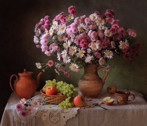 Een rijkelijk gedekte herfsttafel
