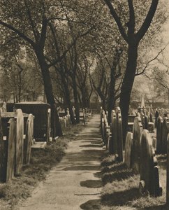 Op de verlaten begraafplaats van de Dissenters in Bunhill Fields, c1935