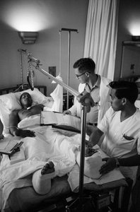 Amerikaanse soldaten gewond in de Vietnamoorlog worden naar een ziekenhuis gevlogen