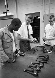 Automonteursopleiding in North Carolina Industrial Training Centers in 1965