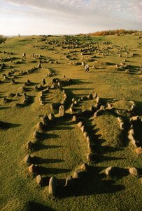 Steenmarkeringen in de vorm van scheepsrompen geplaatst door Vikingen markeren een oud grafveld in Denemarken