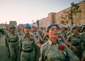 Israëlische soldaten marcheren langs de muren van de Oude Stad van Jeruzalem in herleving van oude processie