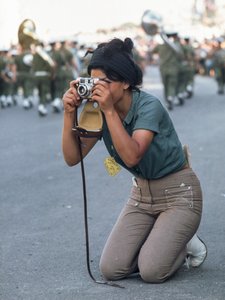 Israëlische vrouw maakt foto van militaire parade tijdens Pesach in Jeruzalem door Ted Spiegel