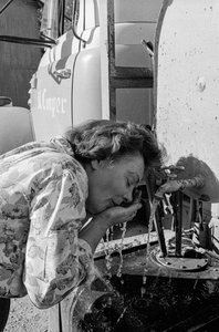 Mildred Cooper, een vrachtwagenchauffeur, wast haar gezicht van het stof van de weg