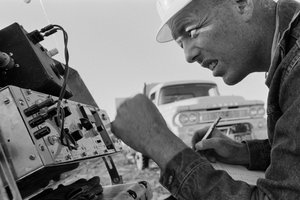 Mineraloog bestudeert gegevens in de Morenci-mijn voor Phelps Dodge Smelter Douglas Arizona