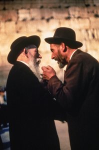 Orthodoxe Chassidische Joodse mannen bespreken fijne punten van de wet bij de Westelijke Muur