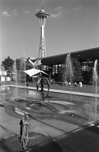 Zwembad, fontein, sculptuur en Space Needle op de Wereldtentoonstelling van Seattle