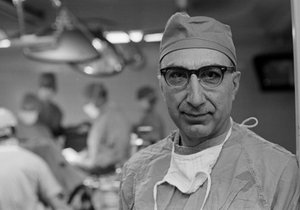 Portret van Dr. Michael DeBakey, hartchirurg, in Texas Medical Center