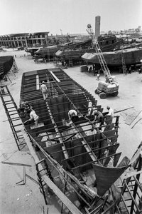 Promecan scheepswerf, Haven van Callao, purse seine vissersboten worden gebouwd door Ted Spiegel