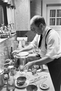 Dominee Lincoln Reed wast af in de keuken na het familiediner op zondag door Ted Spiegel